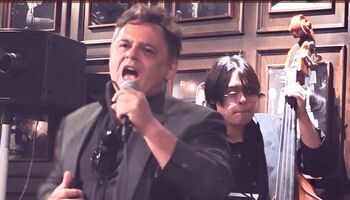 Jason Rosette performs jazz as crooner 'Robert Marleigh' , seen her ein Bangkok, Thailand